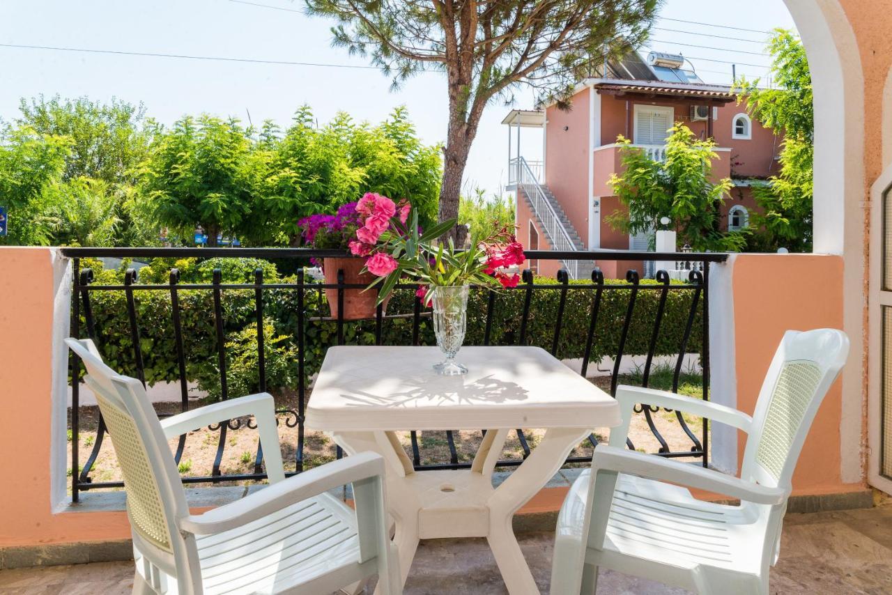 Roussa'S Apartments Laganas Exterior photo